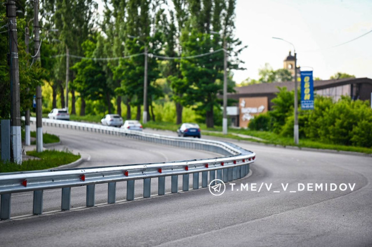 На разделительной полосе на улице Костюкова завершилась установка металлического барьерного ограждения. На разделительной полосе на улице Костюкова завершилась установка металлического барьерного ограждения.