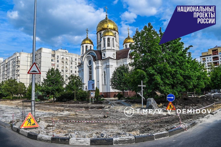 В сквере возле храма Почаевской иконы Божьей матери продолжаются работы по благоустройству. В сквере возле храма Почаевской иконы Божьей матери продолжаются работы по благоустройству.