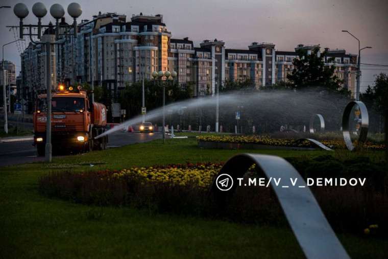 В Белгороде усилили смены коммунальщиков, которые будут поливать городские клумбы. В Белгороде усилили смены коммунальщиков, которые будут поливать городские клумбы.