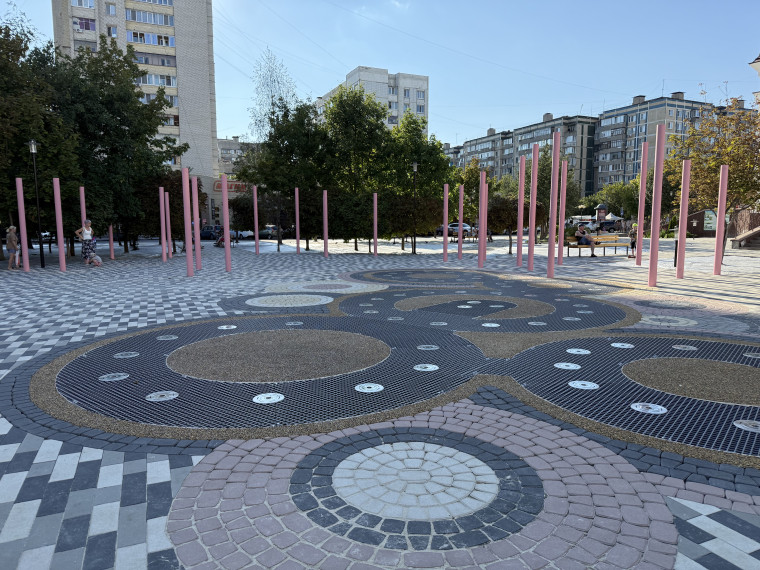 В сквере у храма Почаевской иконы Божией Матери продолжаются пусконаладочные работы фонтана.