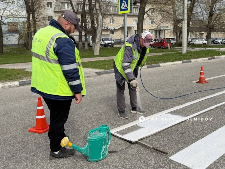 Коммунальные и дорожные службы продолжают работать без выходных в усиленном режиме: на дорогах города идёт работа по нанесению разметки.