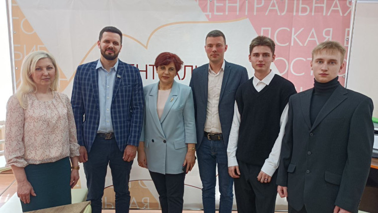 Горизбирком и Центральная библиотека им. Н. Островского организовали встречу студентов индустриального колледжа с депутатами Горсовета. Горизбирком и Центральная библиотека им. Н. Островского организовали встречу студентов индустриального колледжа с депутатами Горсовета.
