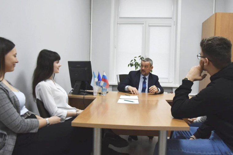 Члены молодёжной избирательной комиссии Белгорода встретились с председателем Горсовета Вадимом Радченко. Члены молодёжной избирательной комиссии Белгорода встретились с председателем Горсовета Вадимом Радченко.