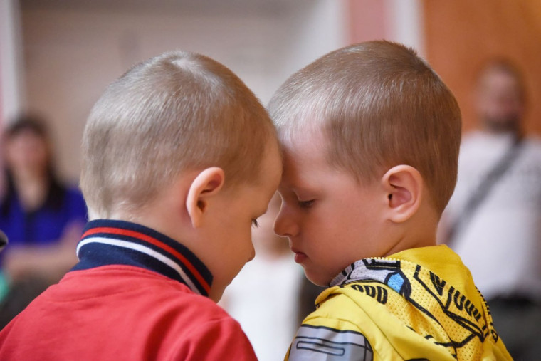 Как две капли воды: в Белгороде отметили День близнецов.
