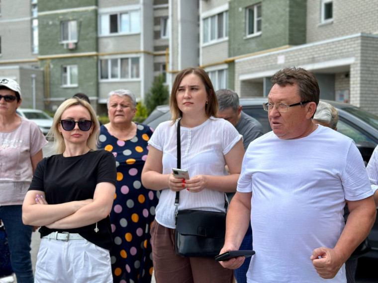 Мэр Белгорода Валентин Демидов встретился с жителями дома № 2 по улице Шумилова.