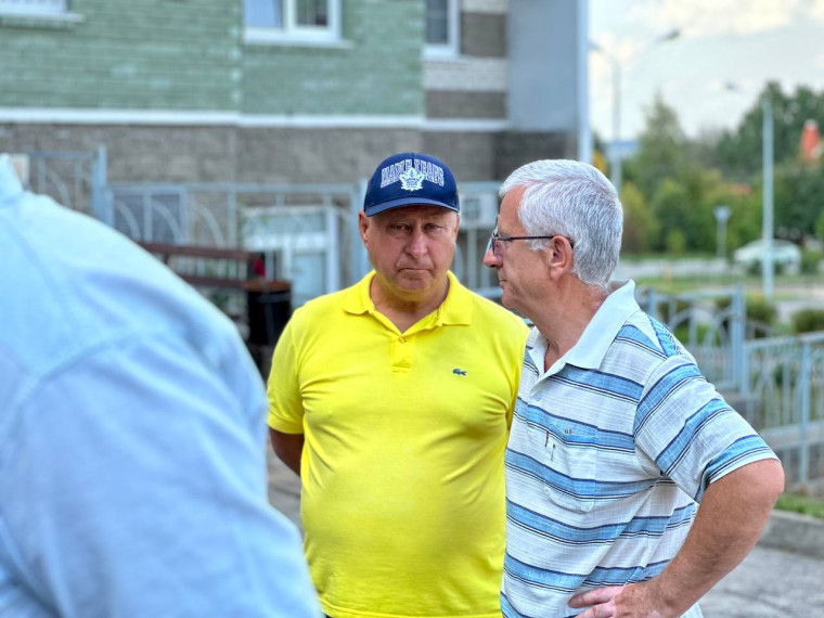 Мэр Белгорода Валентин Демидов встретился с жителями дома № 2 по улице Шумилова.