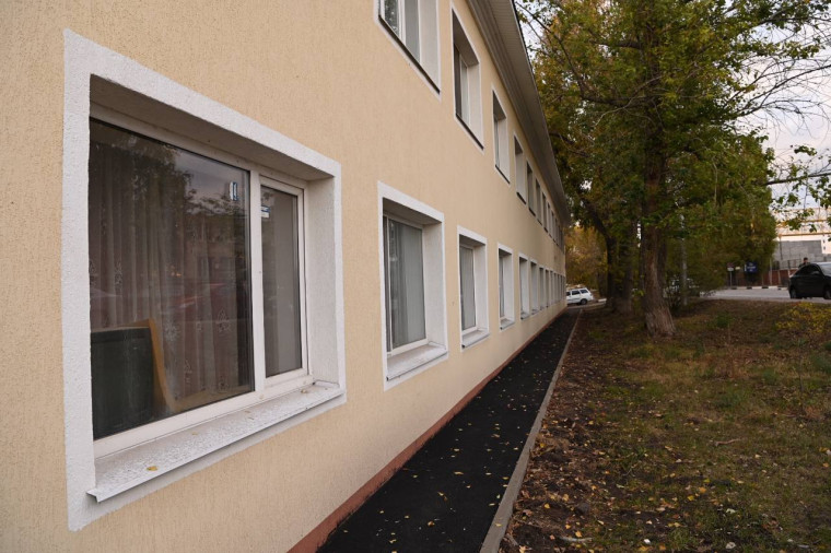 Вячеслав Гладков и Валентин Демидов проверили ход капремонта двух бывших общежитий.