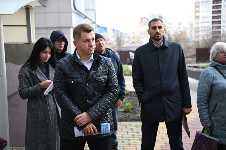Мэр Белгорода Валентин Демидов встретился с жителями дома Гостёнская, 14.