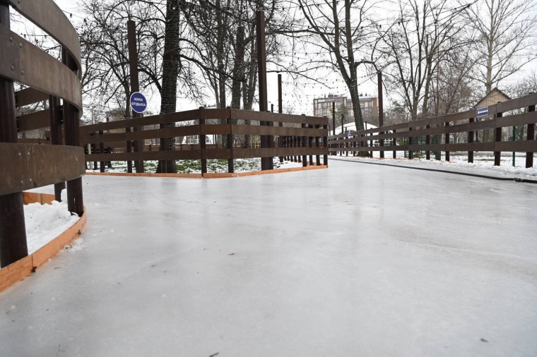 На ледовых дрожках в Центральном парке культуры и отдыха заливают лёд.