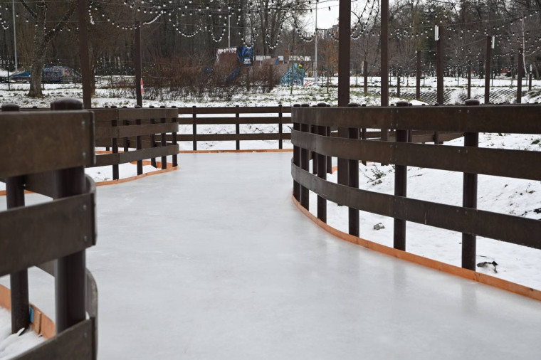 На ледовых дрожках в Центральном парке культуры и отдыха заливают лёд.