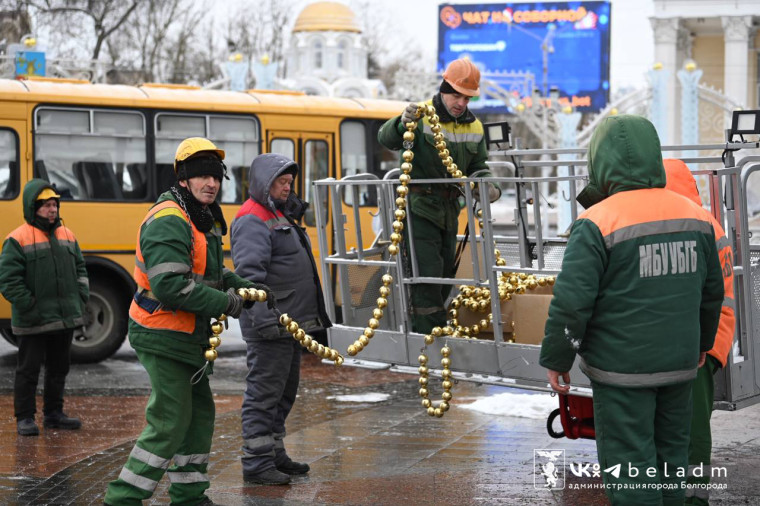 На Соборной площади завершили монтаж ели и приступили к её оформлению.