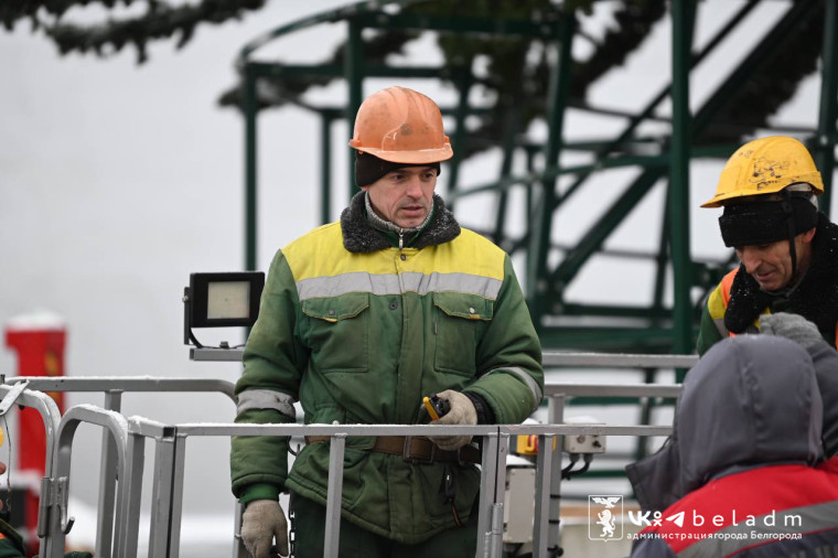 На Соборной площади завершили монтаж ели и приступили к её оформлению.