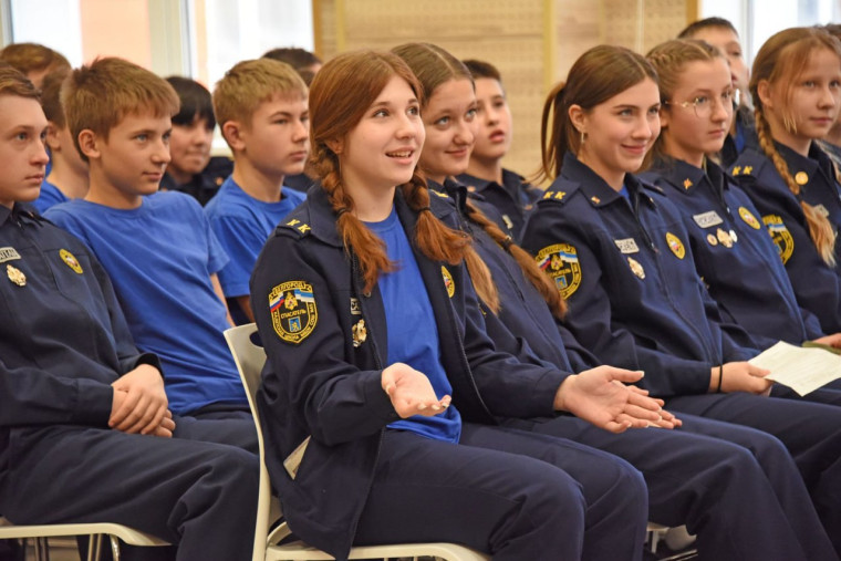 В Белгороде спасатели проводят уроки безопасности в школах.