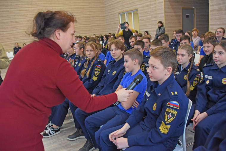 В Белгороде спасатели проводят уроки безопасности в школах.