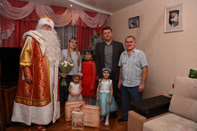 Девятилетняя Мелания получила подарки от мэра Белгорода.