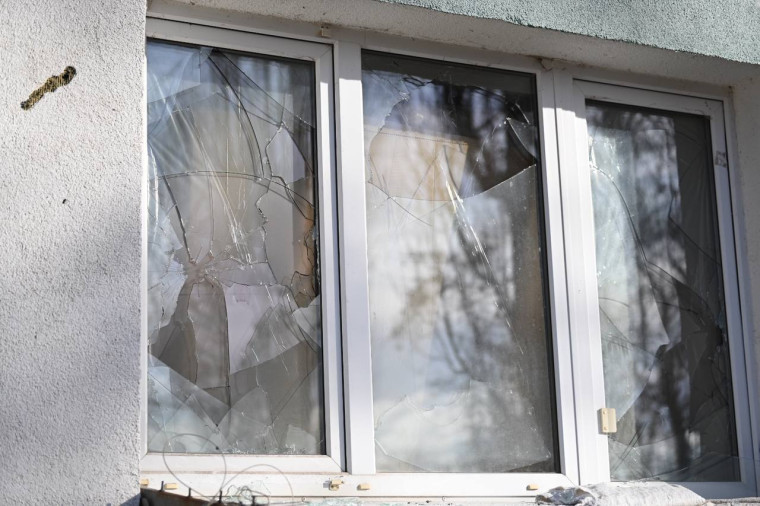 В домах, пострадавших вчера от обстрелов, строители заканчивают обмеры.