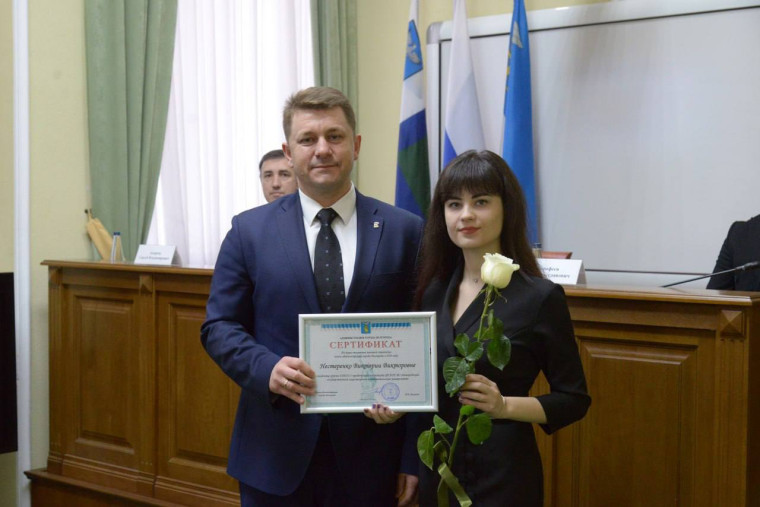 Валентин Демидов вручил сертификаты на получение именных стипендий главы администрации Белгорода.