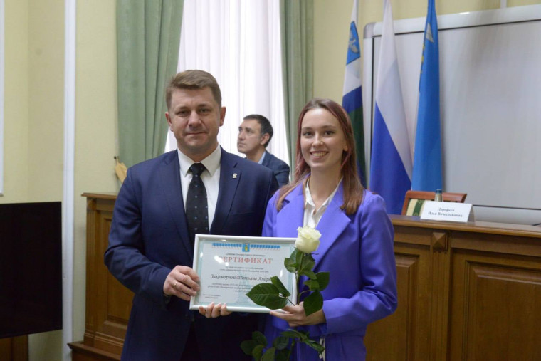 Валентин Демидов вручил сертификаты на получение именных стипендий главы администрации Белгорода.