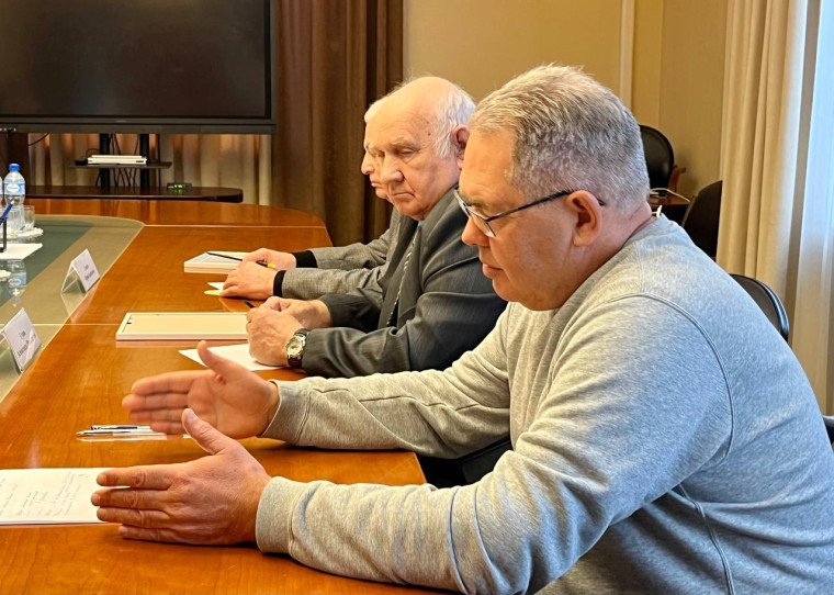 Мэр Белгорода вручил благодарственные письма общественным ветеранским организациям.
