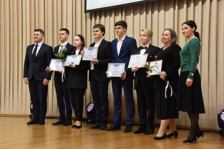 Сто школьников стали стипендиатами мэра Белгорода.