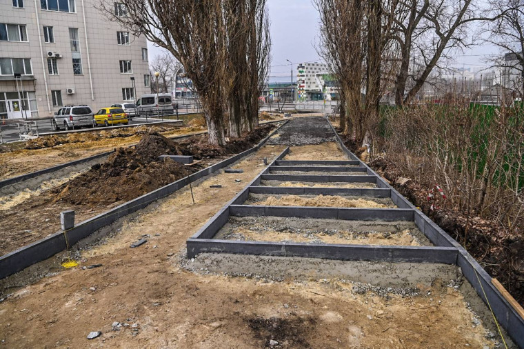 В Белгороде продолжается работа на стройплощадке будущего мемориального сквера «Камышитовый».