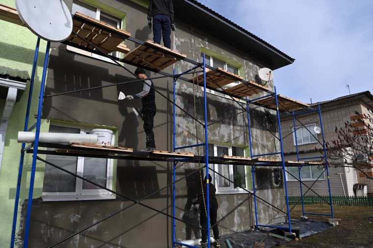 Мэр Белгорода проверил графики работ подрядных организаций, занятых в восстановлении повреждённого жилья.