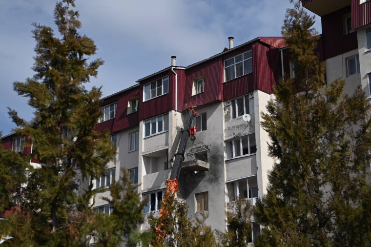Мэр Белгорода проверил графики работ подрядных организаций, занятых в восстановлении повреждённого жилья.