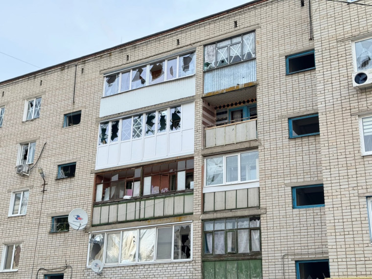 В результате утреннего обстрела Белгорода пострадали пять человек.