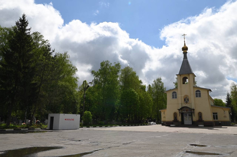В Белгороде устанавливают 20 дополнительных модульных укрытий на 9 городских кладбищах.