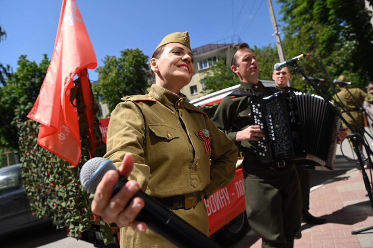 Ветераны принимают музыкальные поздравления в честь Дня Победы.