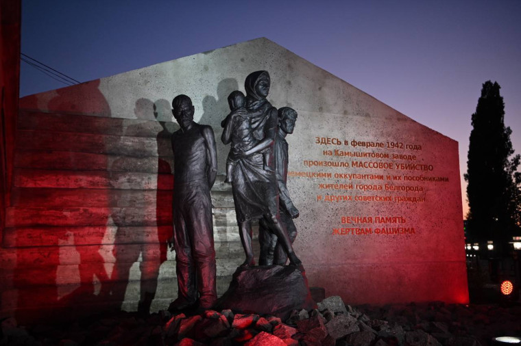 В Белгороде открыли памятник жертвам трагедии на Камышитовом заводе.