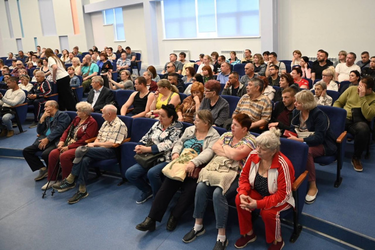 Мэр Белгорода Валентин Демидов провёл встречу с жителями дома Щорса, 55А.