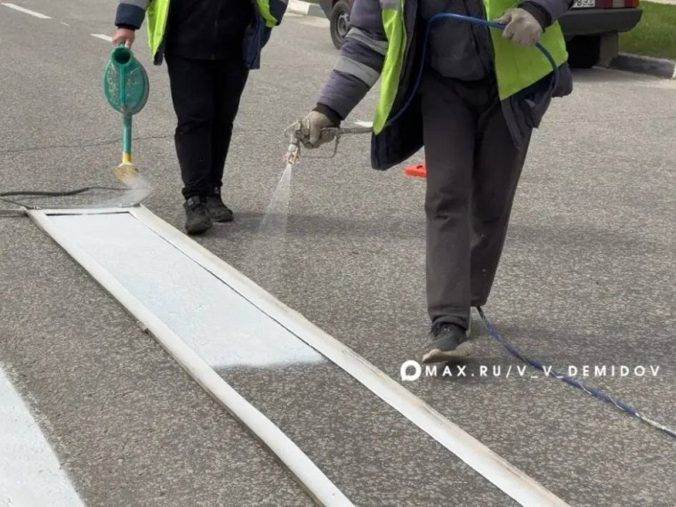 Коммунальные и дорожные службы продолжают работать без выходных в усиленном режиме: на дорогах города идёт работа по нанесению разметки.