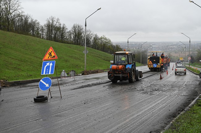 Строители приступили к ремонту автодороги на ул. Калинина.