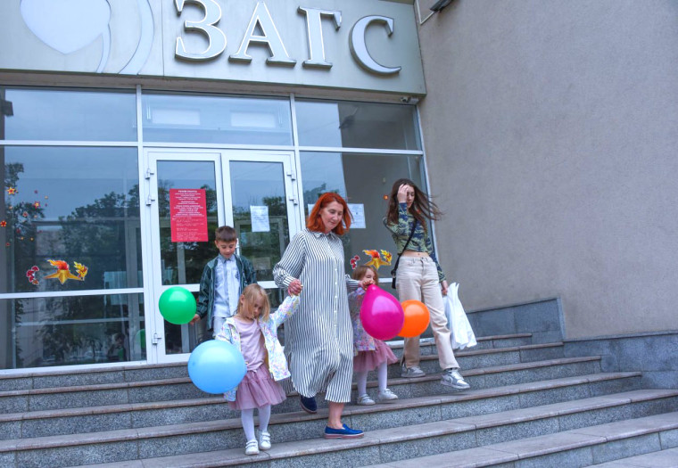 Как две капли воды: в Белгороде отметили День близнецов.
