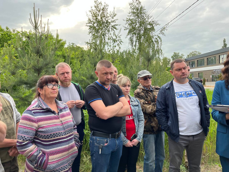 Мэр Белгорода обсудил с жителями улиц Пушкарное и Донецкая капремонт ветхой канализации.