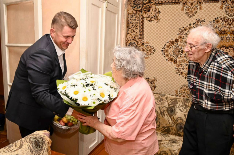 Валентин Демидов поздравил с Днём семьи, любви и верности белгородскую пару - Льва Ефимовича и Раю Готлибовну Данович.